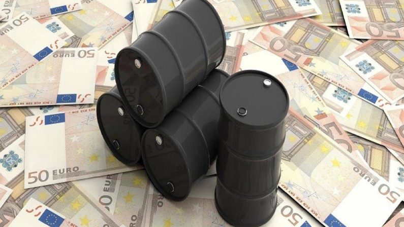 Prezzi petrolio in calo, Brent e WTI scendono: quanto costano benzina e diesel oggi