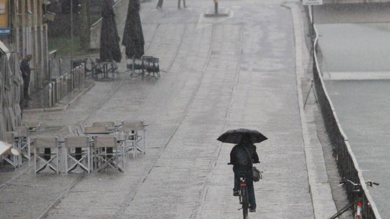 Allerta meteo gialla per temporali martedì 18 agosto: la mappa delle 7 regioni a rischio maltempo