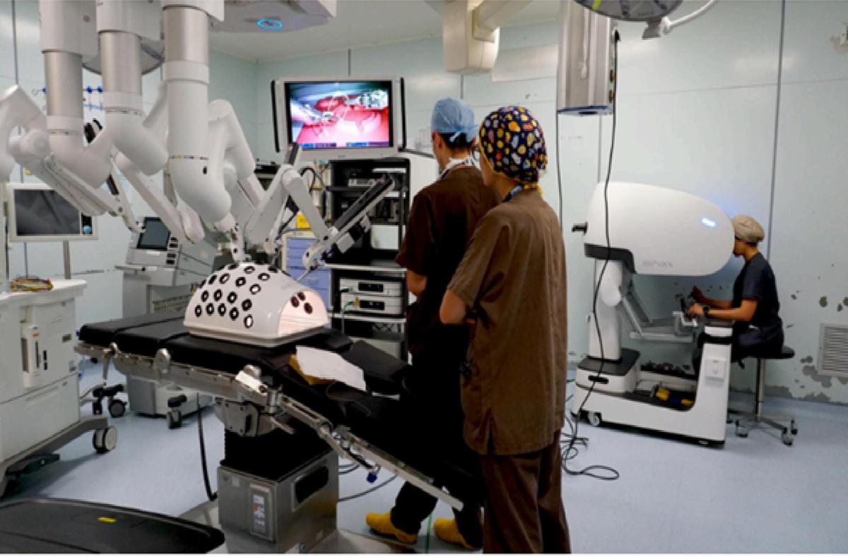 https://www.quotidianodelsud.it/wp-content/uploads/2026/08/policlinico-mi-robot-cinesi-uf.jpeg