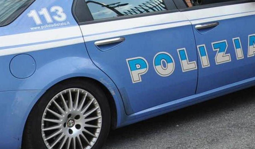 Napoli, violenza sessuale all’interno di un’attività commerciale: denunciato 29enne