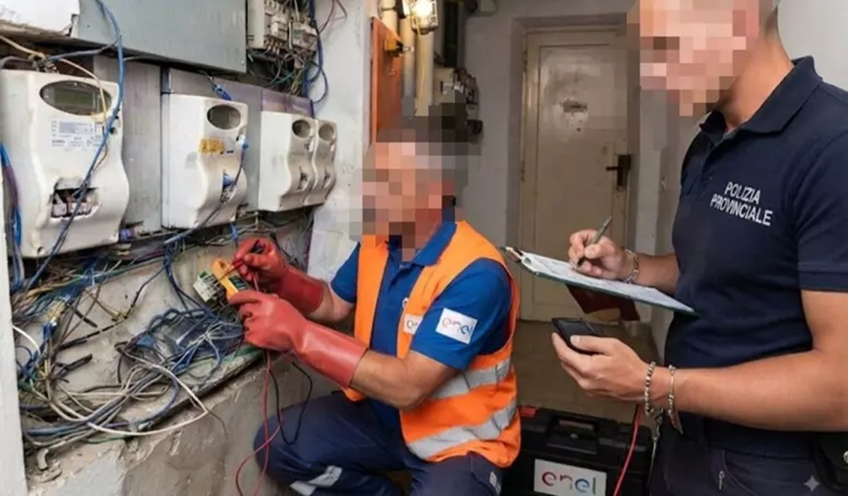 https://www.quotidianodelsud.it/wp-content/uploads/2026/08/polizia-elettricita-scuola-contatore.jpg
