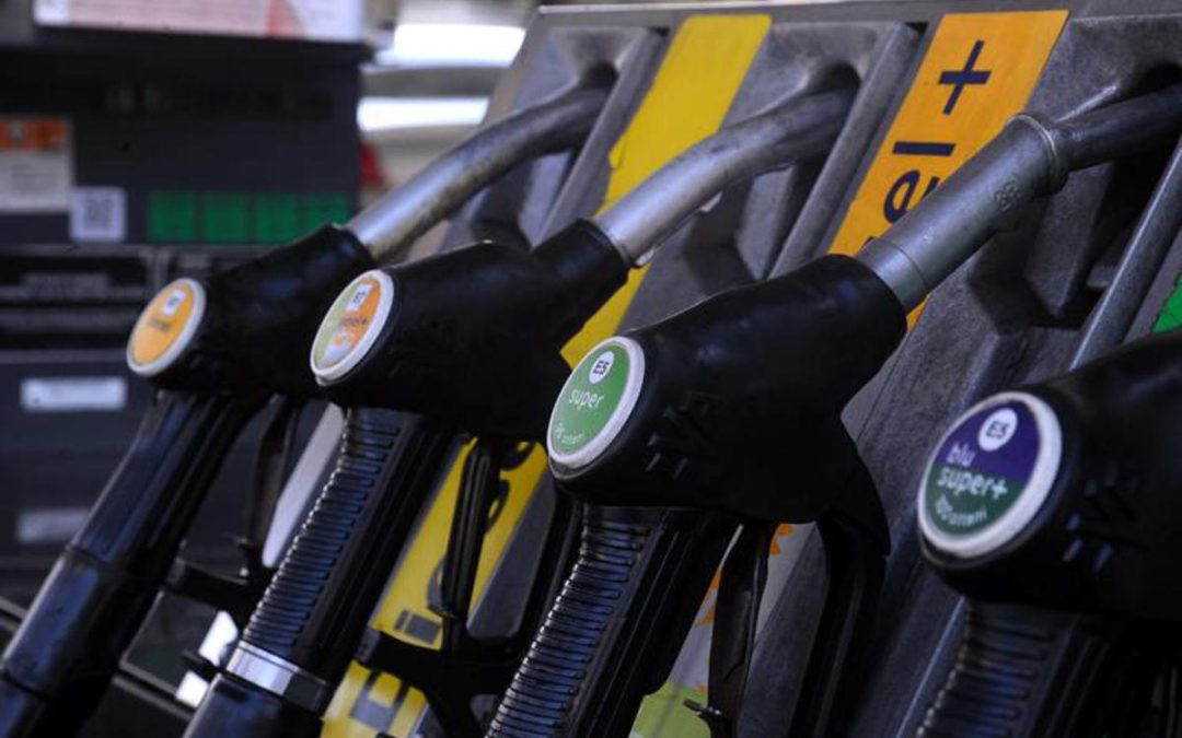 Carburanti, caccia alle risorse per la proroga del taglio delle accise: banche nel mirino della Lega
