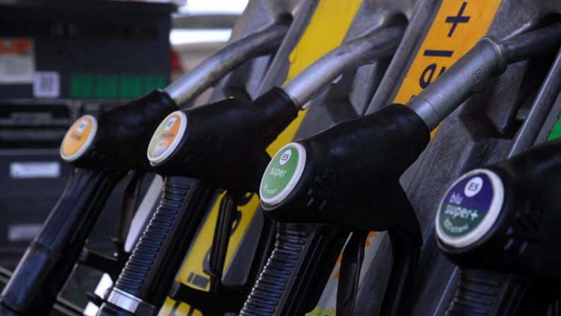 Carburanti, caccia alle risorse per la proroga del taglio delle accise: banche nel mirino della Lega