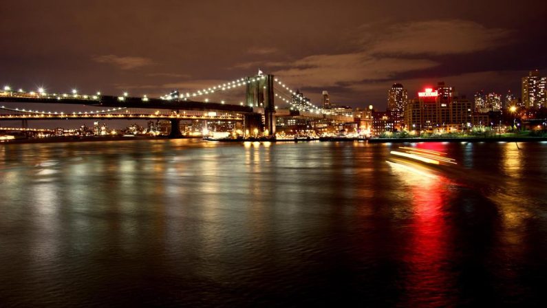 Si lancia nudo dal ponte di Brooklyn, sopravvissuto a volo di 85 metri – Guarda