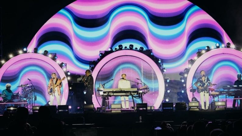 Trionfo dei Pooh all’Arena dei Cedri: 3 ore di musica e Premio alla Carriera