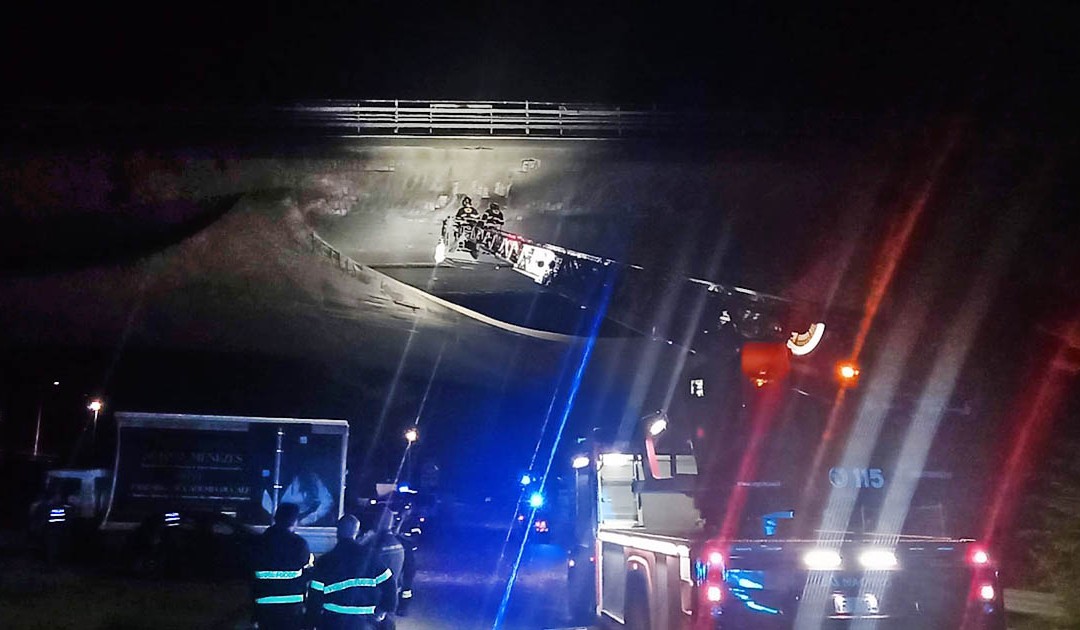 L'intervento dei vigili del fuoco sul ponte Musmeci sul Basento a Potenza
