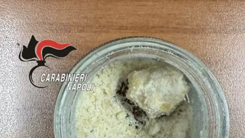 Hashish bianco sequestrato a Pozzuoli, arrestati 4 giovani