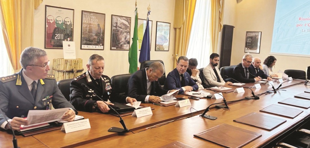 Il prefetto di Potenza, Michele Campanaro, al centro del tavolo del Comitato per la sicurezza