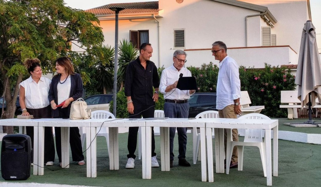 La consegna della targa ricordo al professor Salvatore Straface