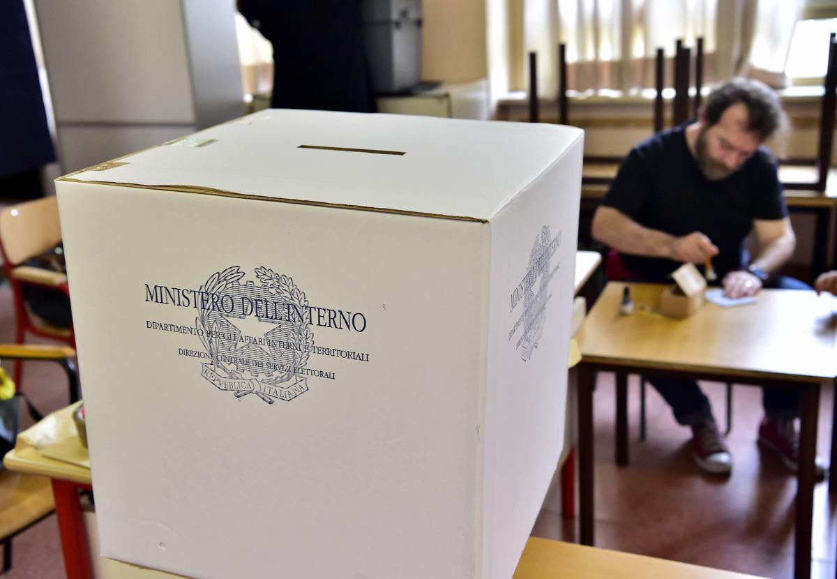 https://www.quotidianodelsud.it/wp-content/uploads/2026/08/preparazione-dei-seggi-per-l-elezioni-dei-membri-del-parlamento-europeo-spettanti-all-italia.jpeg