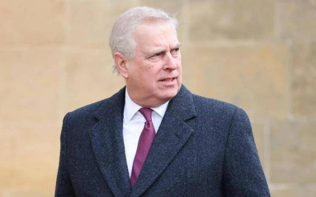 Andrew, via i titoli e la casa… ma non i privilegi funebri