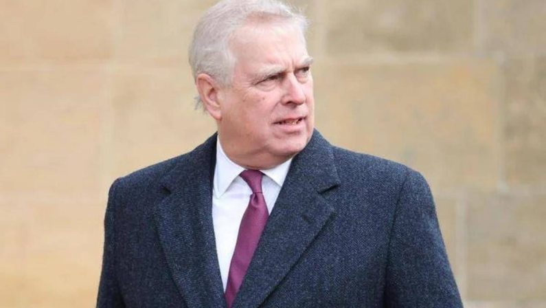 Andrew, via i titoli e la casa… ma non i privilegi funebri