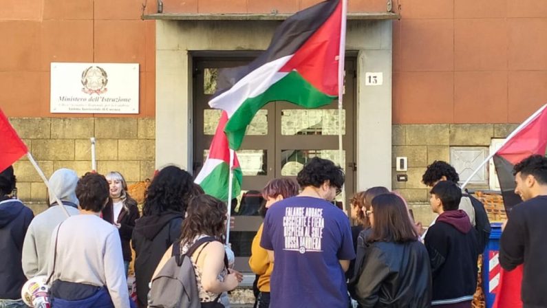 Presidio contro «la scuola dell’oppressione e della paura»