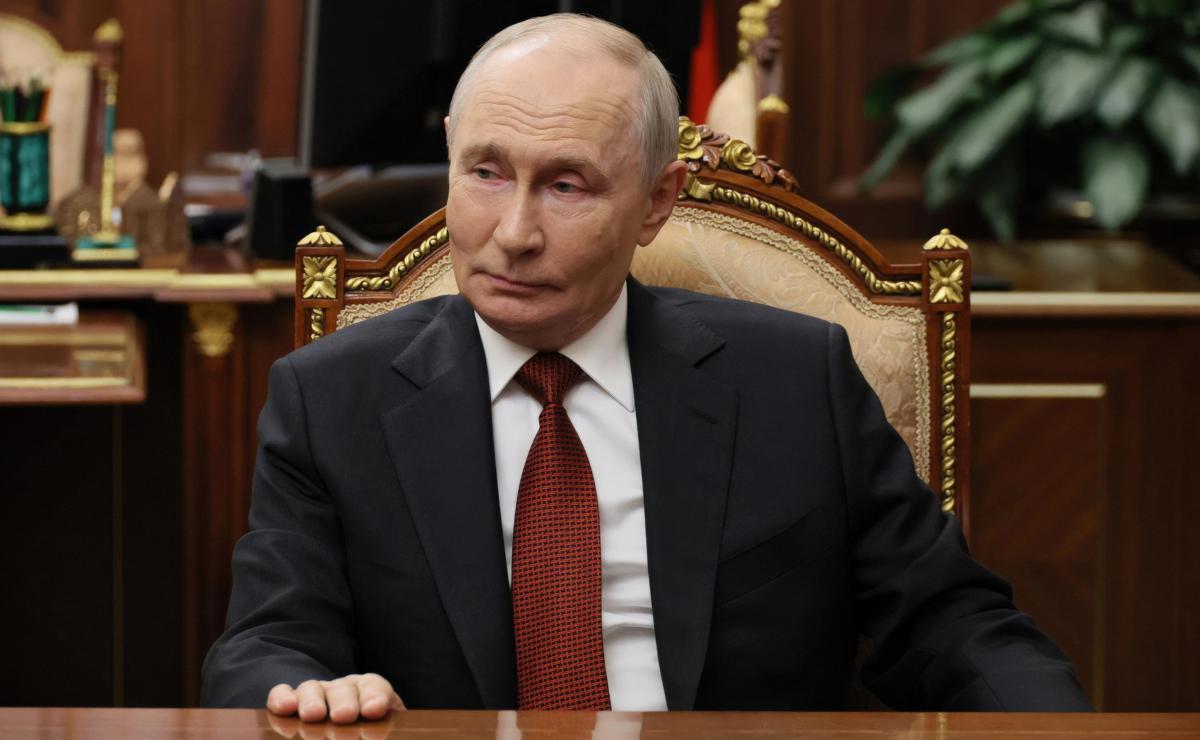 https://www.quotidianodelsud.it/wp-content/uploads/2026/08/putin-scrivania-ipa-fg.jpeg