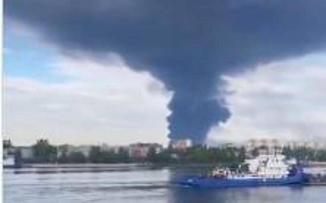 Ucraina, attacco contro una delle più grandi raffinerie in Russia. Mosca: “Abbattuti nella notte 605 droni di Kiev”