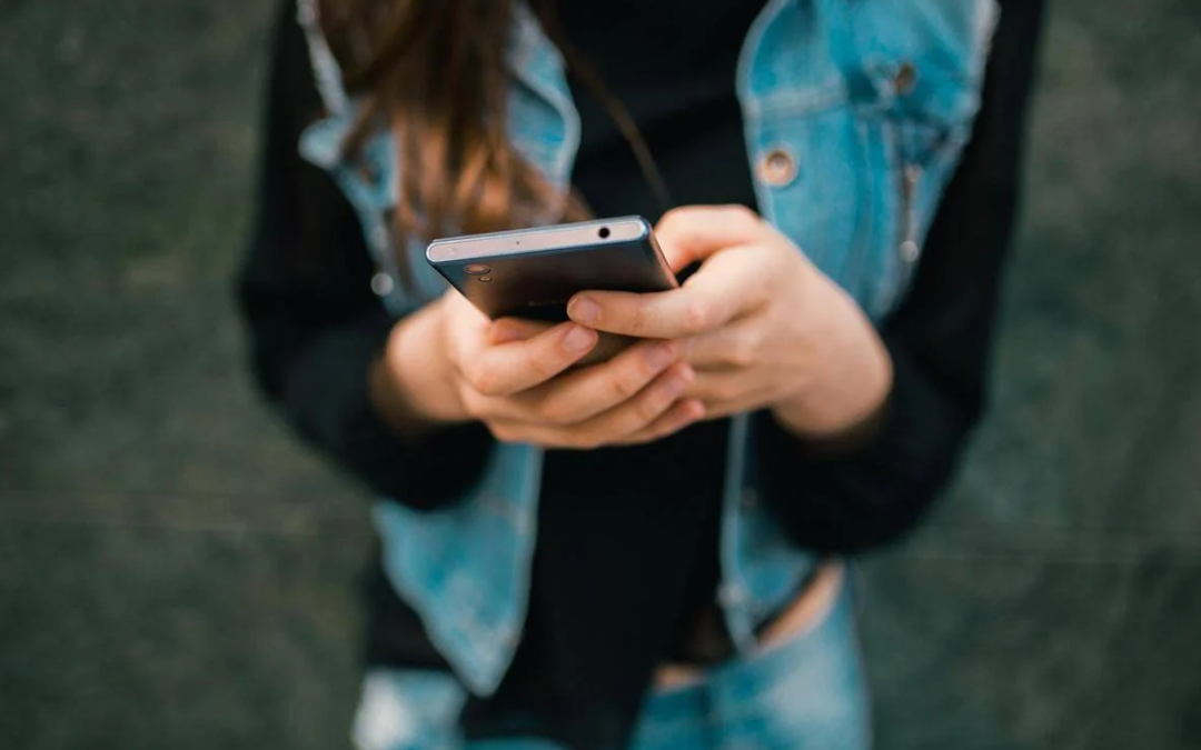 Lo smartphone fa bene, così aiuta il cervello: le 7 azioni quotidiane ‘consigliate’