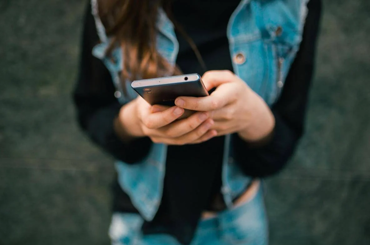 https://www.quotidianodelsud.it/wp-content/uploads/2026/08/ragazza-telefonino-cellulare-smartphone-123rf.png