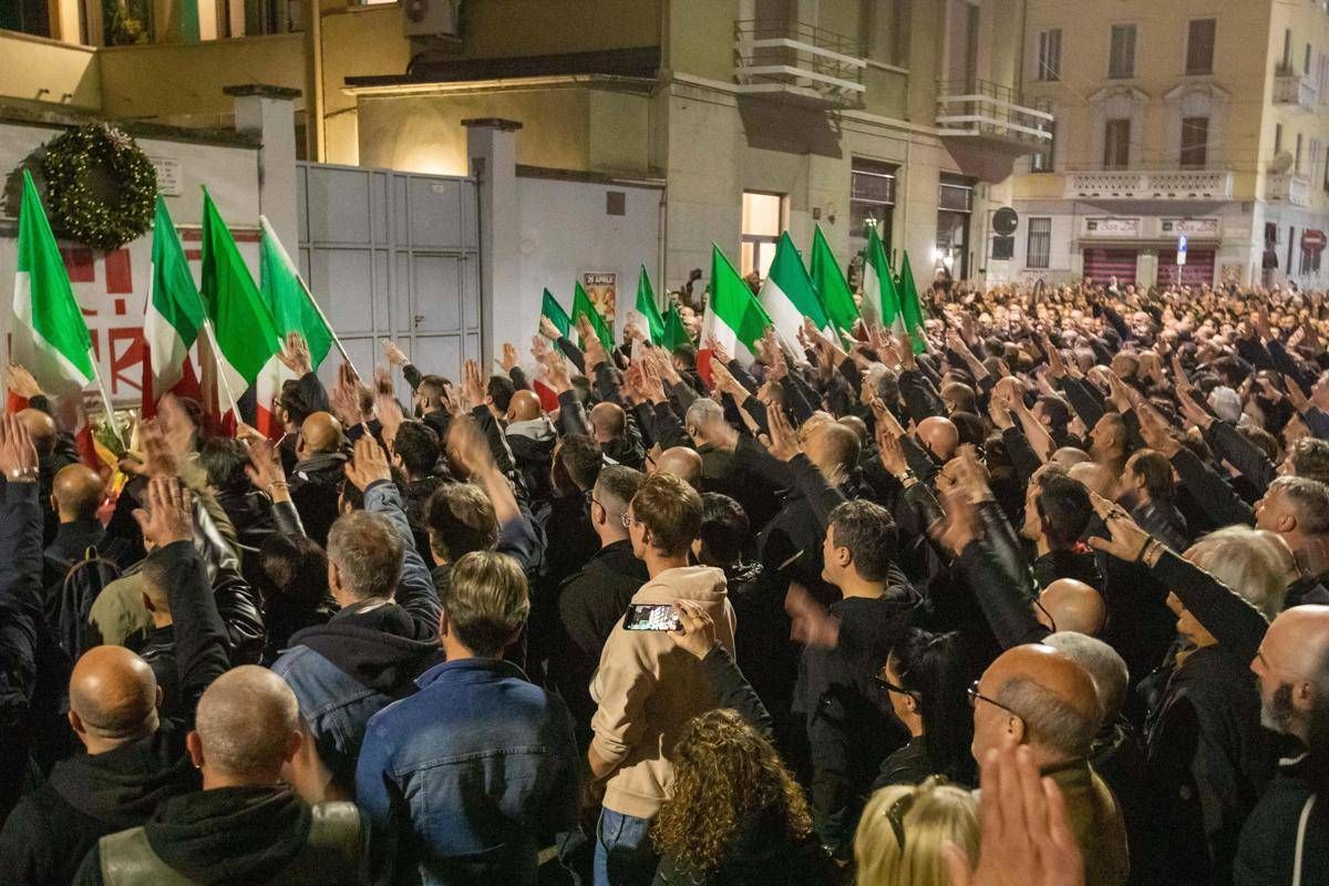 https://www.quotidianodelsud.it/wp-content/uploads/2026/08/ramelli-manifestanti-saluto-romano-aprile-2023-ipa.jpeg