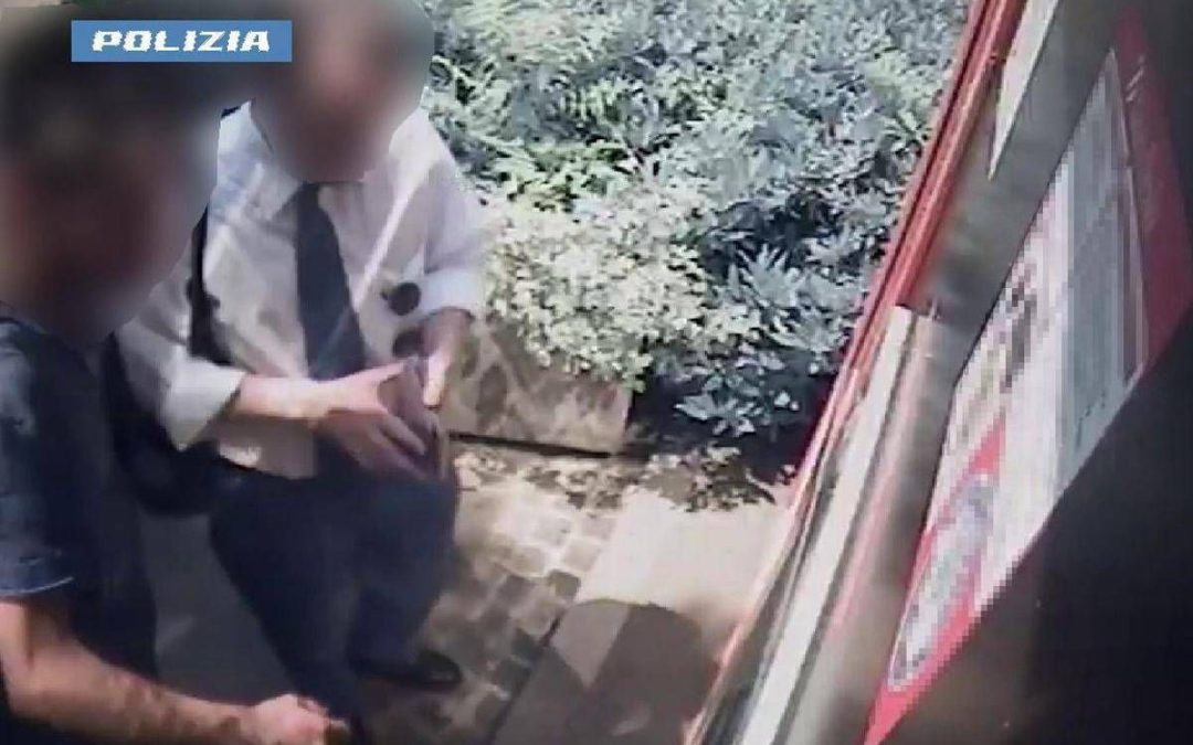 Rapina un uomo e lo costringe a prelevare al bancomat: 48enne in manette
