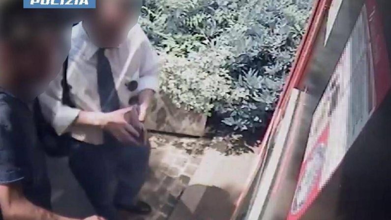 Rapina un uomo e lo costringe a prelevare al bancomat: 48enne in manette