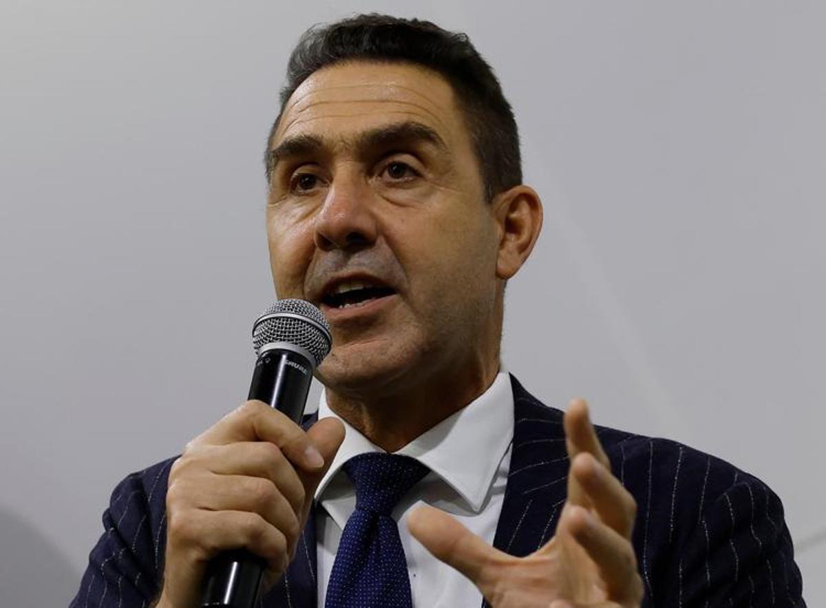 https://www.quotidianodelsud.it/wp-content/uploads/2026/08/robertovannacci-microfono-ipa-fg.jpeg