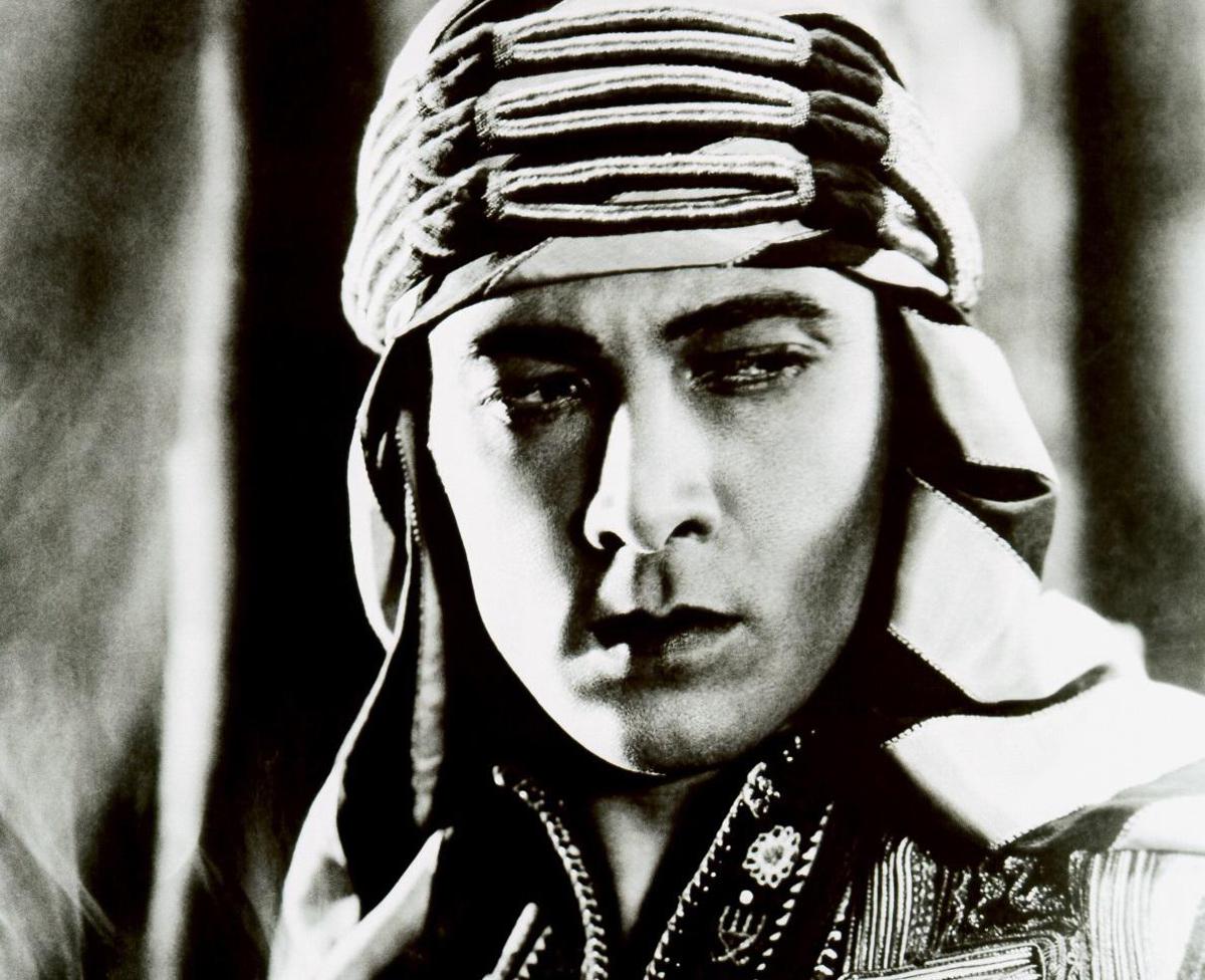 https://www.quotidianodelsud.it/wp-content/uploads/2026/08/rodolfo-valentino-film-figliodellosceicco-ipa.jpeg