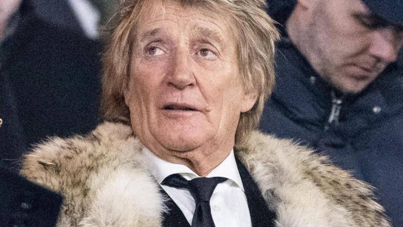 Rod Stewart annulla le date del tour negli Stati Uniti dopo un intervento al cuore