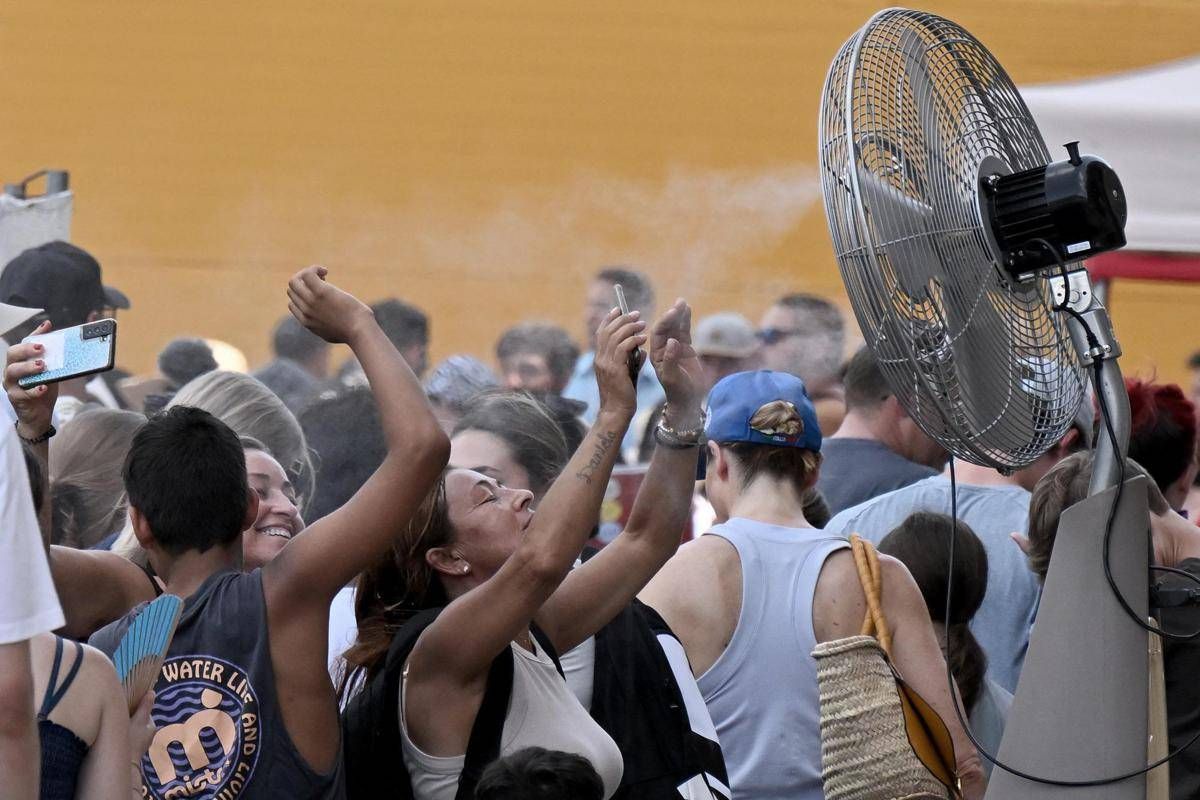 https://www.quotidianodelsud.it/wp-content/uploads/2026/08/roma-caldo-turisti-afp.jpeg
