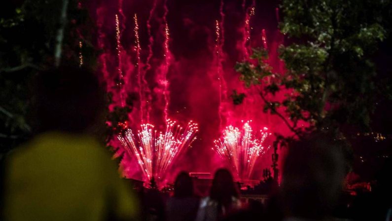 Fuochi d’artificio non fanno dormire una famiglia: “Siamo insonni, non ce la facciamo più”