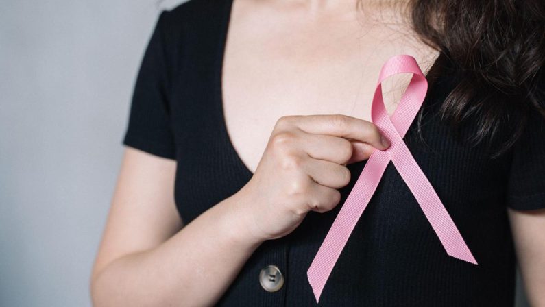 Il tumore al seno come malattia professionale: hostess vince causa storica in Francia