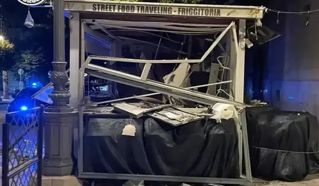 San Ferdinando di Puglia: bomba distrugge un chiosco di street food