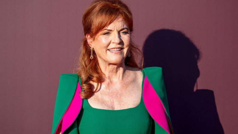 Sarah Ferguson torna nel Regno Unito dopo lo scandalo Epstein