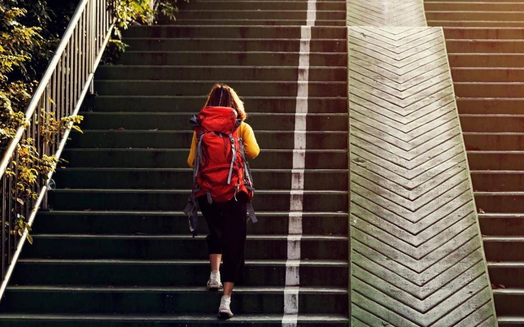 Giù rischio infarti e ictus, ecco perché fare le scale allunga la vita: lo studio