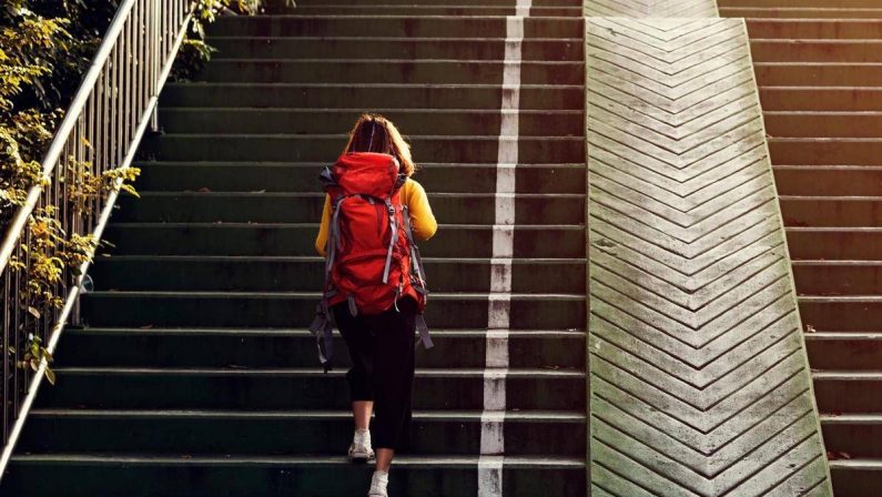 Giù rischio infarti e ictus, ecco perché fare le scale allunga la vita: lo studio