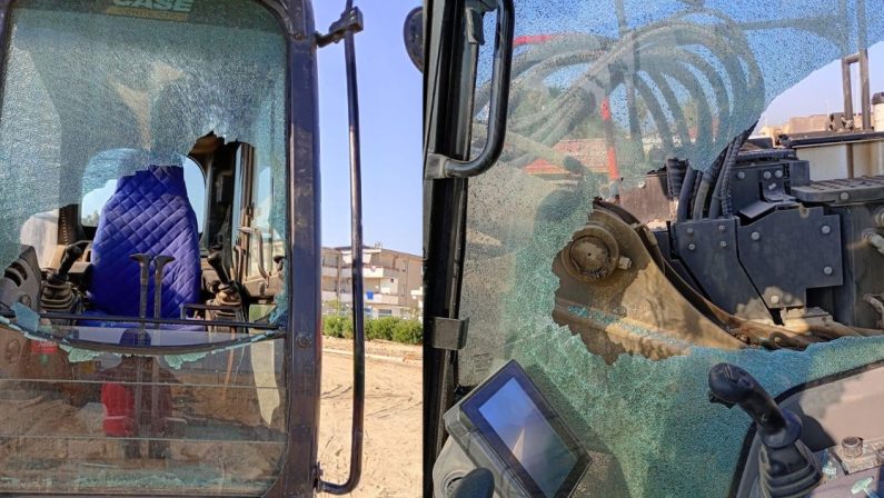 Intimidazione a Schiavonea: distrutti i mezzi dell’azienda dal presidente Ance Calabria