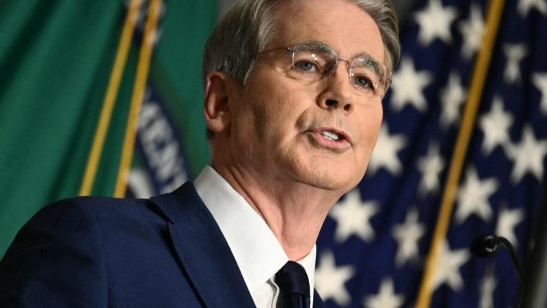 Iran, Bessent: “Trump lancia una nuova offensiva che punta a isolare Teheran”