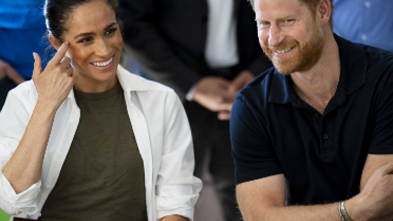 Harry e Meghan, Bbc: “Sono arrivati nel Regno Unito”. Il rientro con i figli dopo sei anni