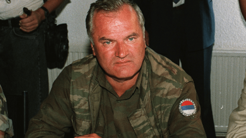 È morto Ratko Mladic, chi era il ‘macellaio di Srebrenica’: condannato per crimini contro l’umanità﻿