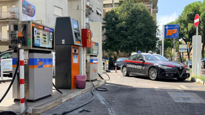 Roma, morto il 33enne che si era dato fuoco al distributore di benzina