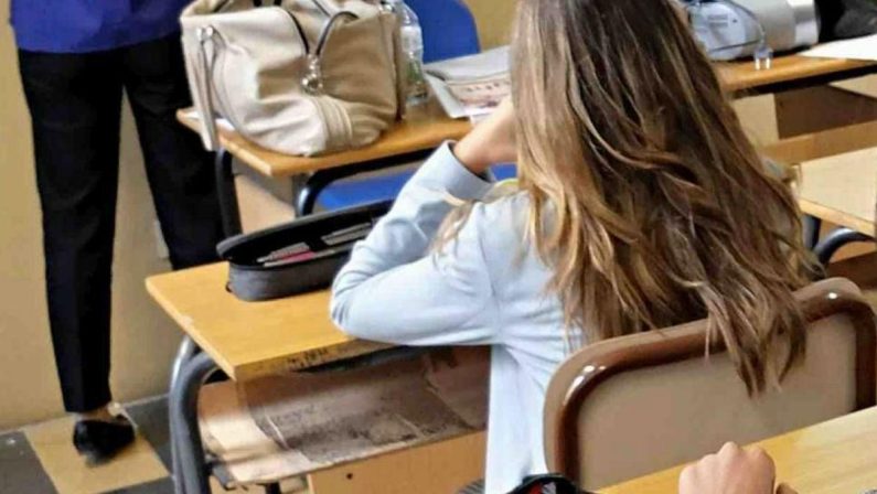 Scuola tra Ai, metal detector, psicologo gratis e latino alle medie: le novità per il 2026/27