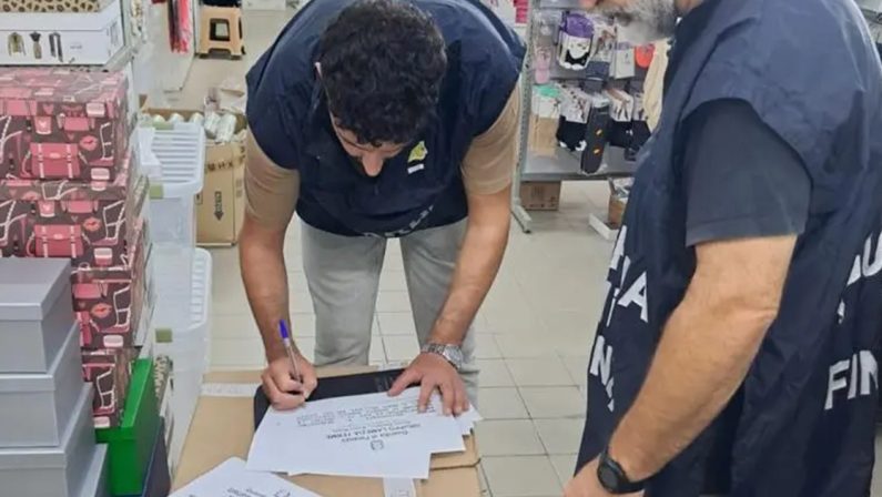 Lamezia Terme, sequestrati oltre 200mila prodotti non a norma fuori mercato