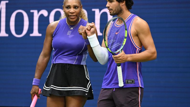 Alcaraz show al ritorno in campo con Serena Williams: super debutto per la coppia da sogno, poi il ko contro Cobolli