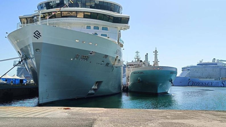 Porto di Civitavecchia, concluso con successo primo rifornimento di Gnl a una nave da crociera