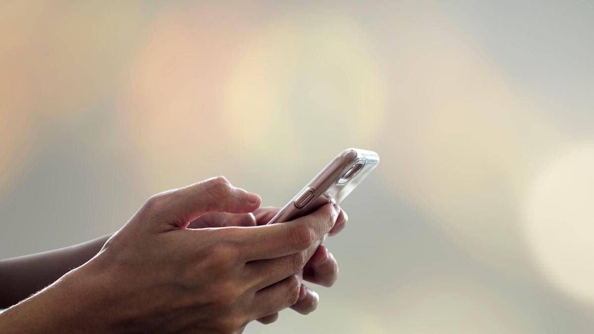 https://www.quotidianodelsud.it/wp-content/uploads/2026/08/smartphone-mani-123rf-free.jpeg