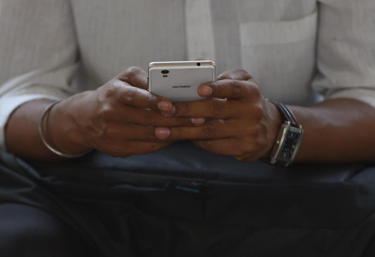 https://www.quotidianodelsud.it/wp-content/uploads/2026/08/smartphone-mani-afp.jpeg