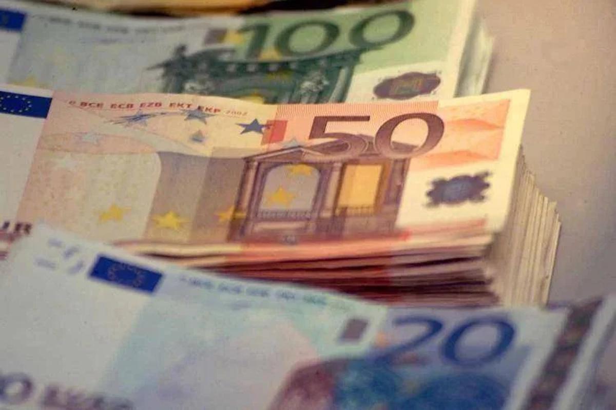 https://www.quotidianodelsud.it/wp-content/uploads/2026/08/soldi-contanti-mazzette-fg-1.jpeg