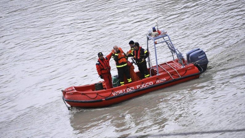 Como, si tuffa nel lago e non riemerge: recuperato senza vita corpo del turista 21enne