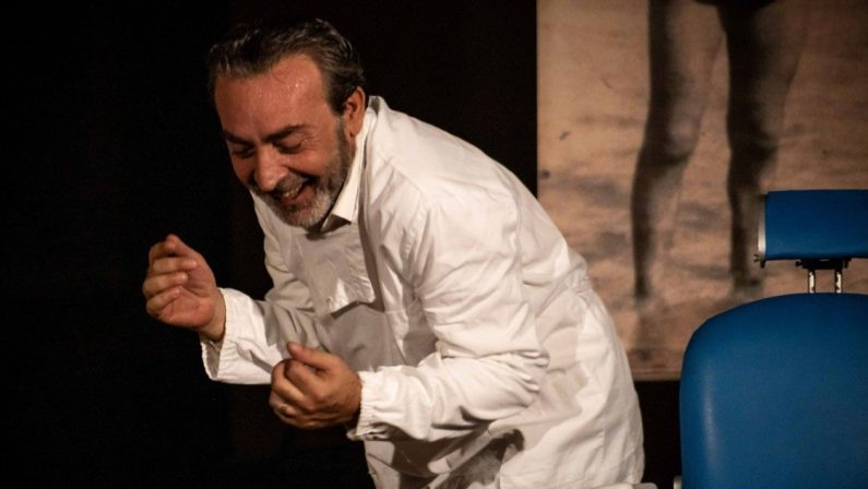 Capo Arte Teatro Festival, “Mille bolle blu”: Filippo Luna e l’amore omosessuale clandestino