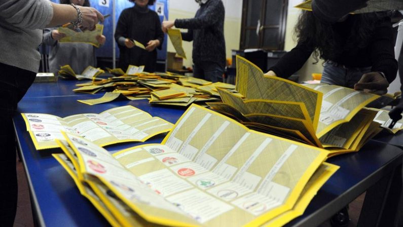Legge elettorale, emendamento centrodestra su preferenze. Maggioranza in ordine sparso su ballottaggio