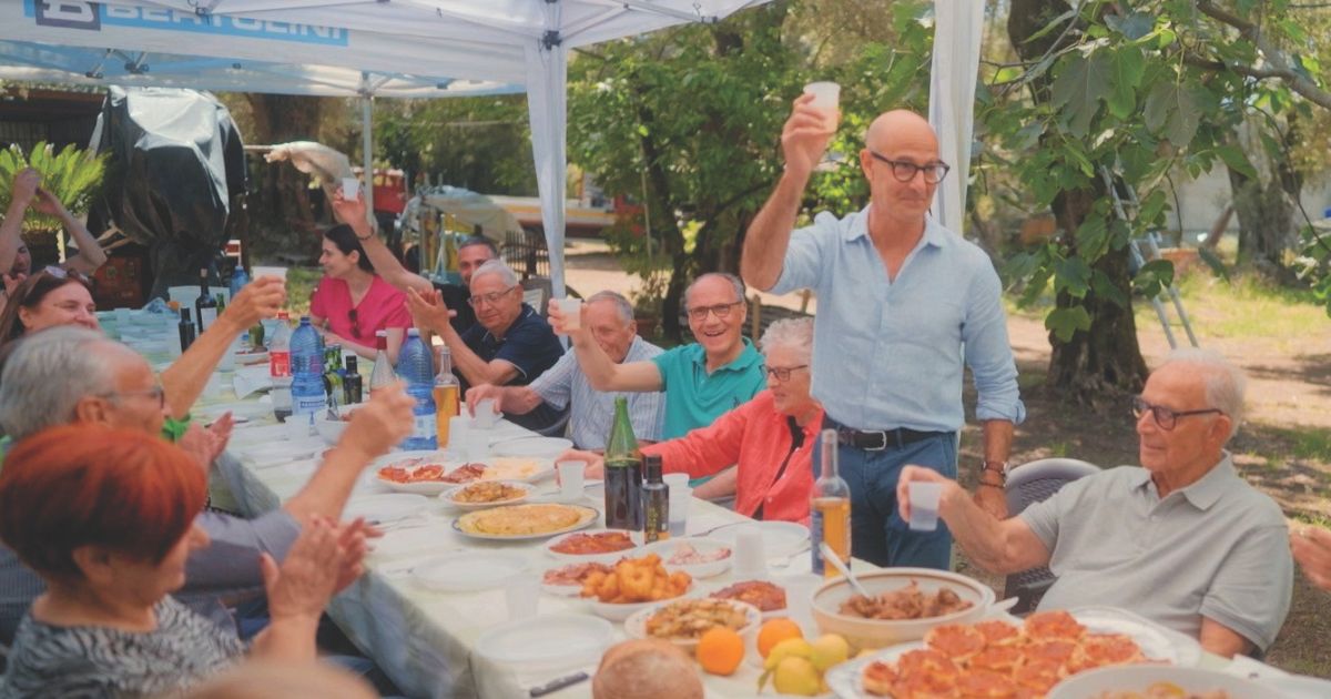 https://www.quotidianodelsud.it/wp-content/uploads/2026/08/stanley-tucci-in-calabria.jpg